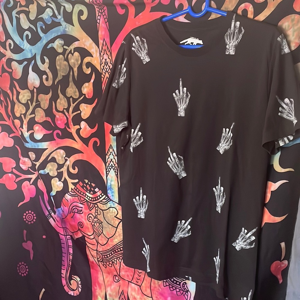 Graphic T-shirt of X-Ray middle finger.